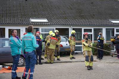 Automobiliste rijdt pand binnen in Nieuwendijk, bestuurster en inzittende raken gewond