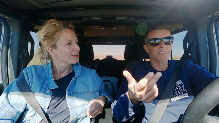 Cath Luyten en Sam Bettens in ‘Buurman, wat doet u nu?’: ‘Het is boeiend om te zien hoe anders Belgen naar het leven kijken. Amerikanen zijn altijd gehaast, jullie leiden The Simple Life.’ Beeld © VRT