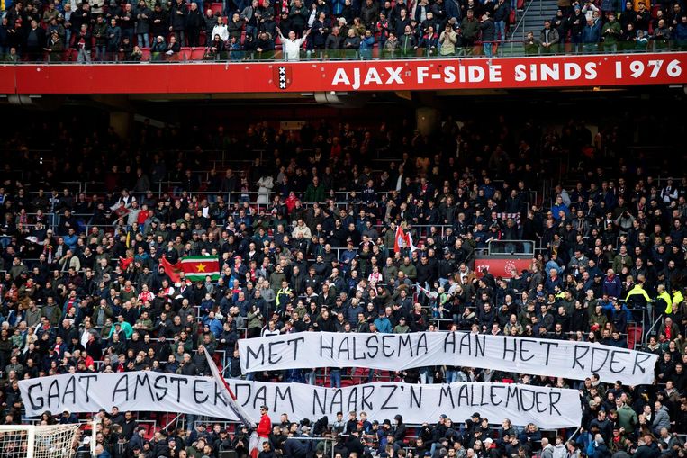 Spandoek Ajaxsupporters, verwijzend naar politieoptreden. Beeld Olaf Kraak