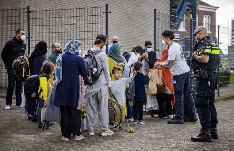 Afghaanse evacués komen aan bij het Marineterrein in Amsterdam, dat deels als noodopvanglocatie beschikbaar is gesteld door Defensie. Beeld ANP