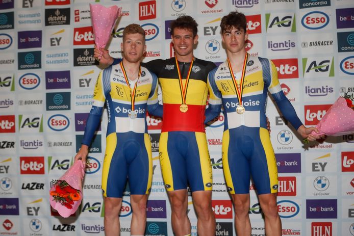 Het podium van het BK omnium met kampioen Tuur Dens, zilveren medaillewinnaar Jules Hesters en bronzen medaillewinnaar Noah Vandenbranden.