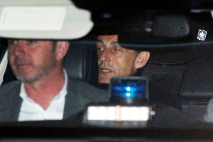 Ex-president Nicolas Sarkozy verlaat het politiebureau in Nanterre, buiten Parijs, waar hij vastgehouden werd voor verhoor.