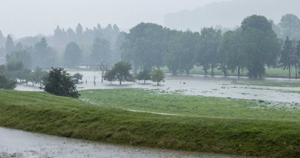 Hoogwater Zuid-Limburg is Valkenburg gepasseerd, rond de middag in Meerssen
