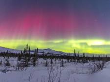 De rares lumières rouges apparaissent lors d'une aurore boréale en Alaska