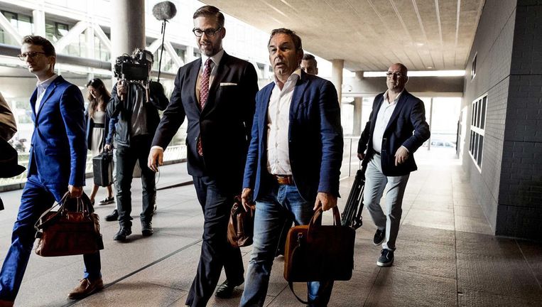 Frans van Laarhoven (R) komt aan bij de rechtbank voorafgaand aan de rechtszaak tegen zijn broer, de voormalig coffeeshophouder Johan van Laarhoven. Beeld anp