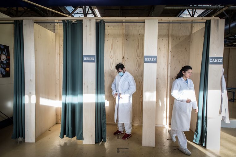 Medewerkers aan de slag in de Mondmaskerfabriek in Arnhem.    Beeld Negin Zendegani