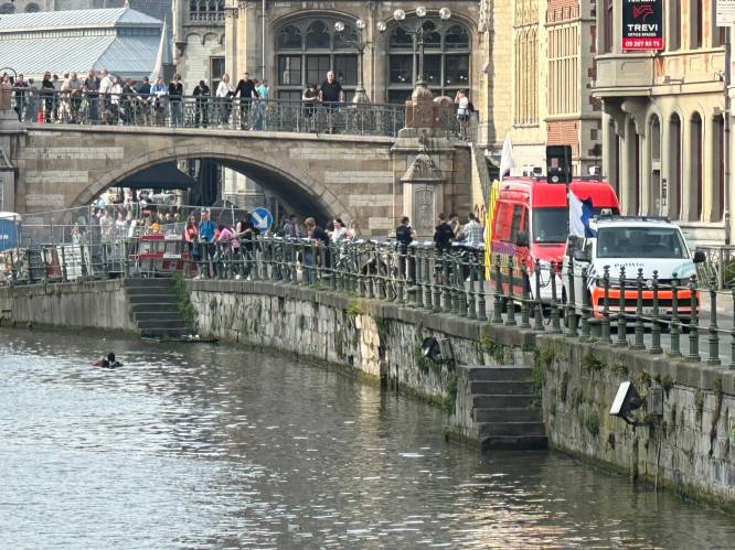 Duikers van brandweer zoeken wapens in het centrum van Gent nadat metaalvissers ontdekking doen