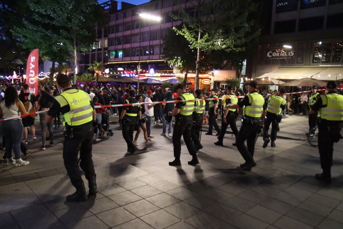 Politie houdt feestvierders op afstand.