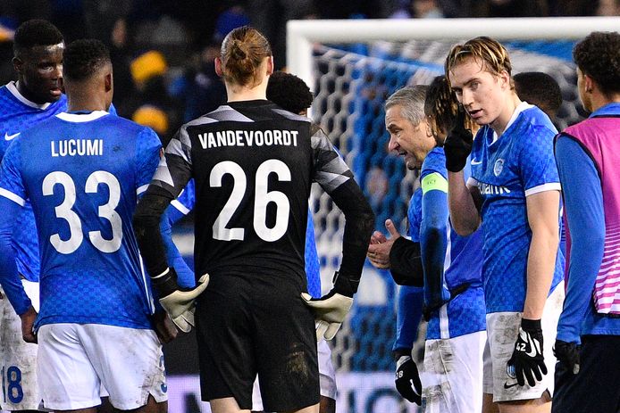 Storck spreekt zijn spelers toe na de 0-1-nederlaag van gisteravond tegen Rapid Wien in de Europa League.