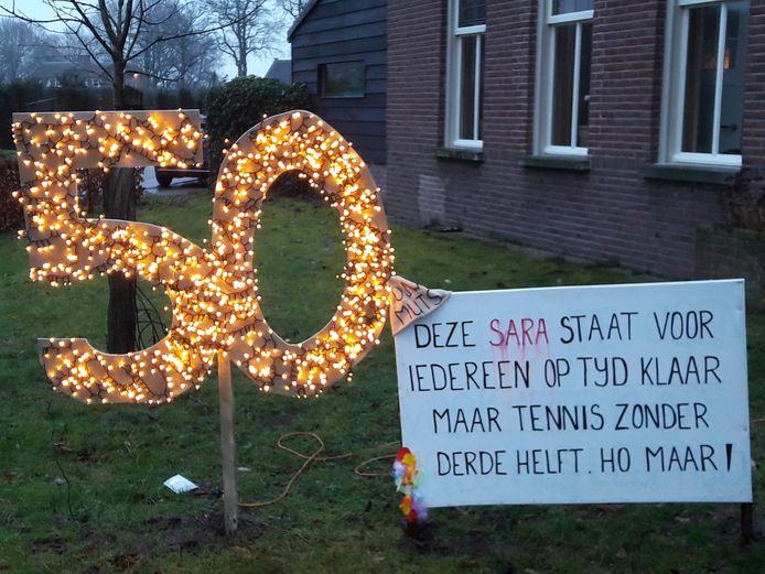 Hedendaags Ook Maud moest er in Hilvarenbeek aan geloven: Sara in de voortuin JN-44