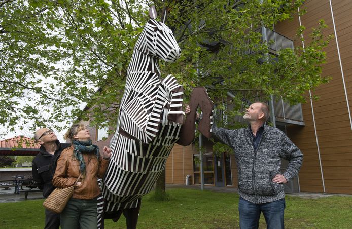 Partners Rob Verwer en Meg Mercx (links) en docent Ben Overbeek bij het Lyceum-ros.