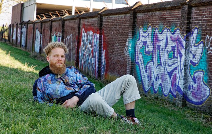 Jurijn Branderhorst bij de muur van het oude pand van Van Haren. Het blijkt een geliefde plek voor grafittispuiters.
