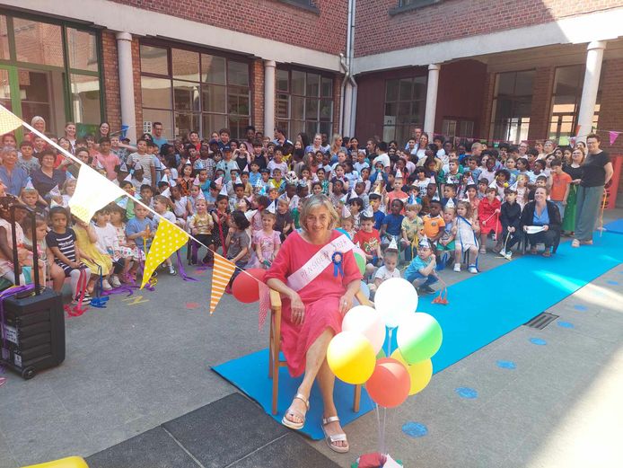 ooit-zat-ze-er-zelf-in-de-klas-nu-mag-kleuterjuf-dominique-na-carri-re