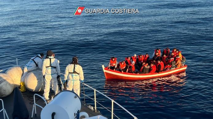 Italiaanse kustwacht redt migranten.