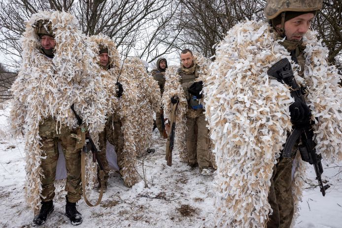 Oekraïense soldaten gekleed in camouflagepakken.
