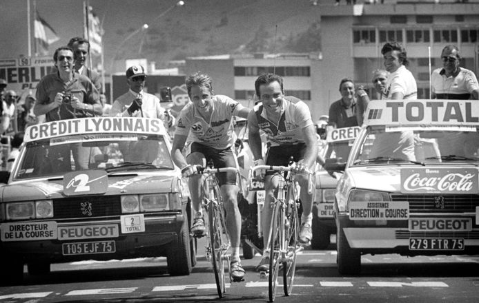 1986: ploegmaats Greg LeMond en Bernard Hinault hand in hand over de streep op Alpe d'Huez. Hinault had aangevallen, LeMond haalde hem weer in, maar de Amerikaan gunde Hinault de ritzege, zelf zou hij zijn eerste Tour winnen.
