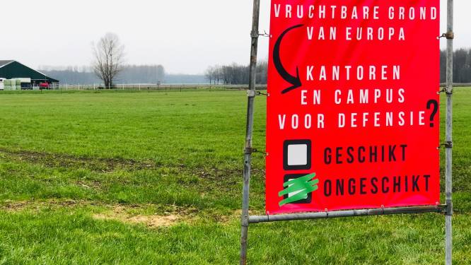 Boeren in kazernegebied Zeewolde gooien spandoeken en petitie in de strijd