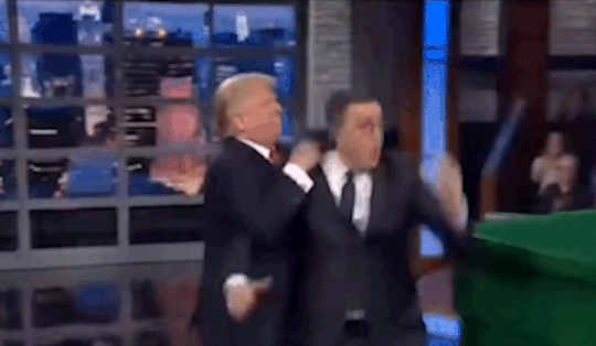 ▶ Witte Huis deelt AI-video waarin Trump talkshowpresentator Stephen Colbert in container gooit
