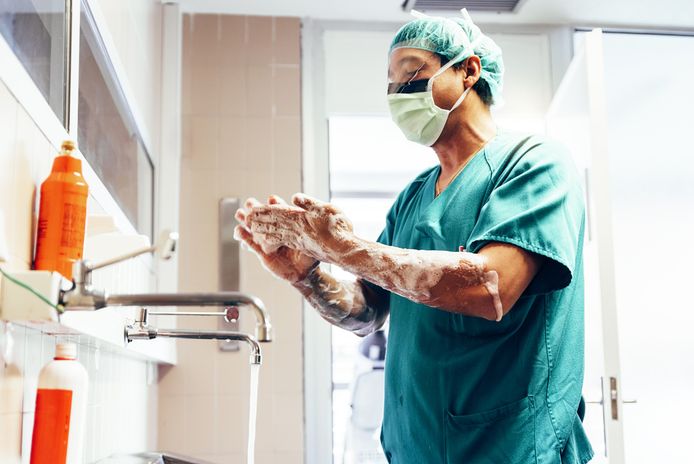 Nu is handen wassen voor een chirurgische ingreep de normaalste zaak van de wereld. Ooit was dat anders.