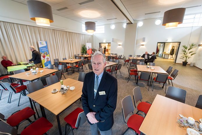 Niels Sies van de Protestantse Gemeente Neede in de volledig heringerichte zaal van gebouw Diekgraven.
