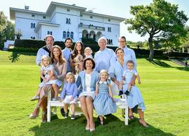 Zon, zee en een prachtige love story: zó vieren de Zweedse royals vakantie
