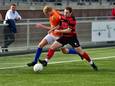 Fel duel om de bal tussen Nieuwkoop-speler Kujtim Amedi en Olympiaan Sam van der Hoorn