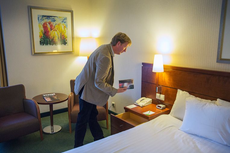 Henk Kamminga van de Bijbelvereniging controleert of er nog een bijbel ligt in een hotel in Hoofddorp. Beeld Werry Crone