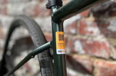 Nieuwe sticker om gestolen fiets makkelijk(er) terug te vinden: zo beveilig jij jouw fiets