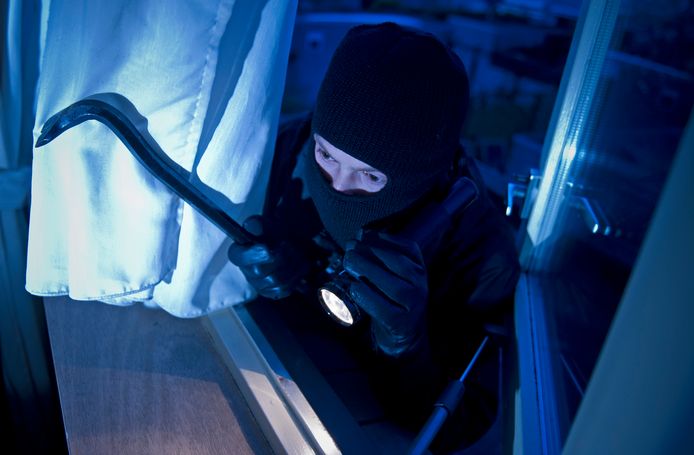 Ter illustratie: een inbreker probeert een huis binnen te dringen.  (Archieffoto).