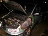 Ondanks blussen met emmers water brandt auto uit in Kesteren