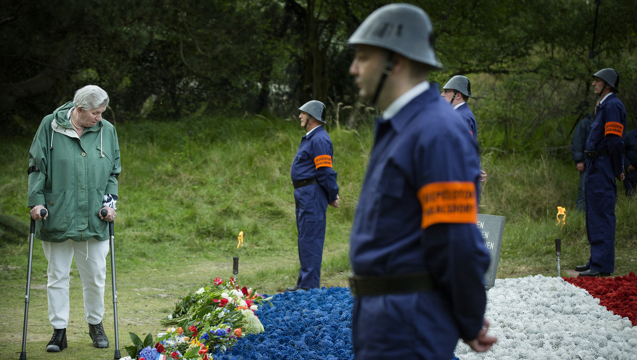 Belangstellenden leggen bloemen tijdens de jaarlijkse Nationale Dodenherdenking op de Waalsdorpervlakte. Beeld anp