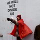 Acteur Shia LaBeouf valt neonazi aan bij anti-Trump-kunstproject