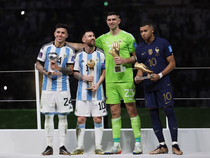 Vlnr: het grootste talent, Enzo Fernandez, de beste speler, Lionel Messi, de beste keeper, Emiliano Martínez, en topscorer Kylian Mbappé poseren met hun FIFA-trofeeën.