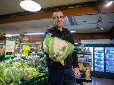 Bloemkool kost bij supers nog geen drie euro, bij de groenteboer ruim vier euro, zo zit dat