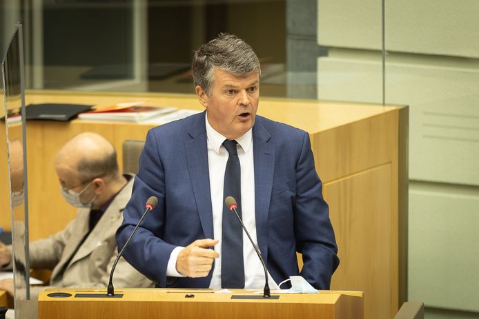 Vlaams minister van Binnenlands bestuur Bart Somers (Open Vld) kondigde vrijdag een hervorming van het ambtenarenstatuut aan.