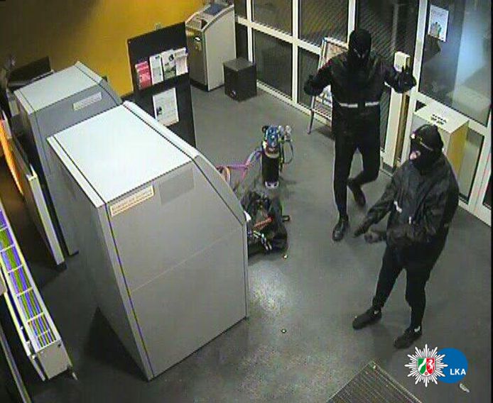 Veel Nederlandse plofkrakers slaan vanuit de regio Utrecht toe in Duitsland, omdat daar banken en mobiele pinautomaten minder goed beveiligd zijn. Foto ter illustratie: deze plofkraak heeft niets met de zaak van vandaag te maken.