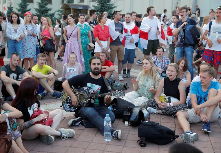 Mensen in Belarus zingen tijdens een protest tegen de resultaten van de presidentsverkiezingen. Beeld REUTERS