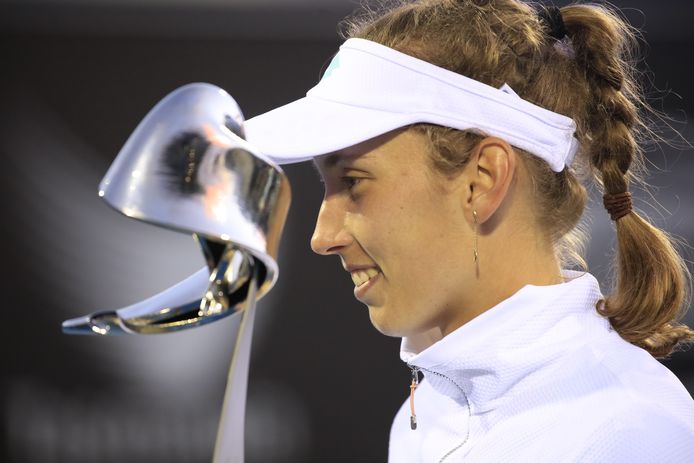 Elise Mertens en haar trofee in 2018.