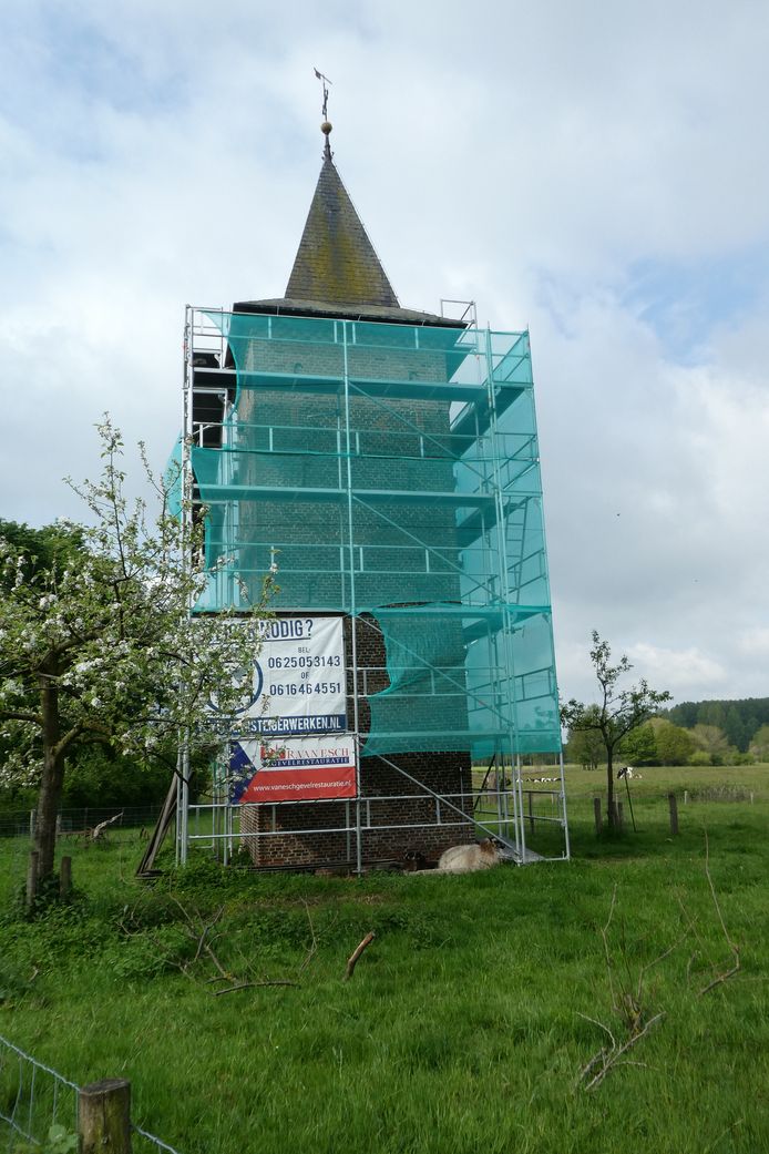De Duiventoren in Liempde staat in de steigers. Ook de marterkraag wordt vernieuwd.