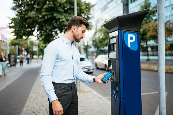 Koop jij je parkeerticket aan de automaat of kies je voor een mobiele betaalmethode via sms of een app? Deze extra kosten moet je in rekening brengen.