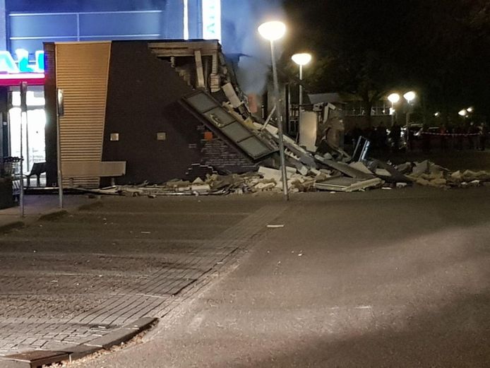 Het zwaar beschadigde bankgebouw aan de Houtsmastraat in Doetinchem.