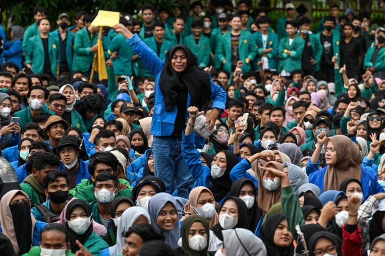 Mahasiswa di Indonesia turun ke jalan, takut Presiden Widodo keluar untuk masa jabatan ketiga