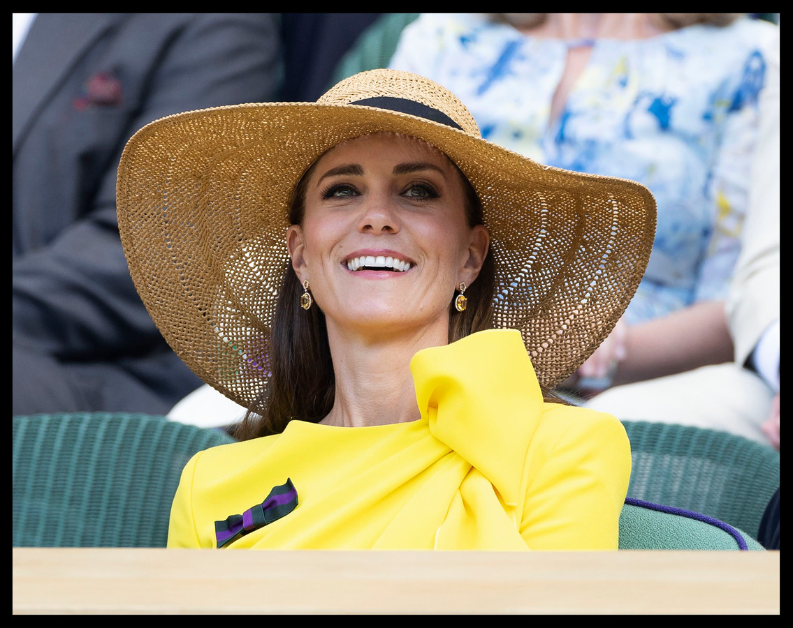 Kate met haar hoed op Wimbledon.