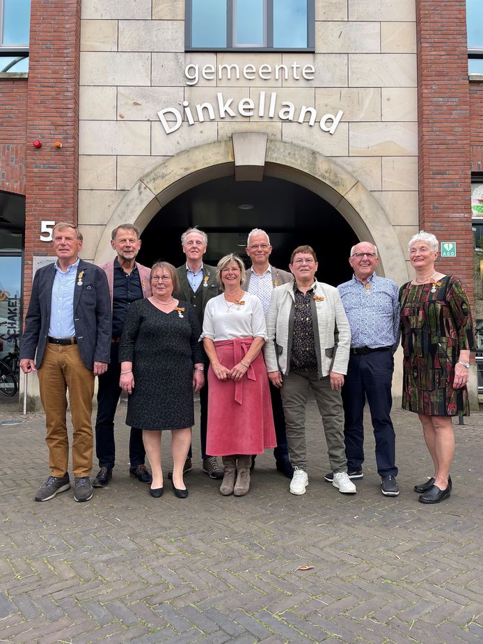 De gedecoreerden voor het gemeentehuis in Denekamp.