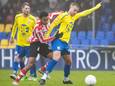 David Garden (m) van Sparta poogt de bal af te pakken van een FC Lisse-speler.