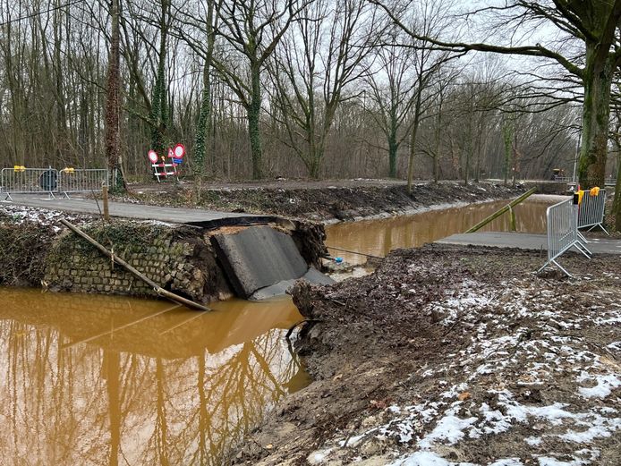 DE brug over het antitankkanaal in Schilde is volledig ingestort.