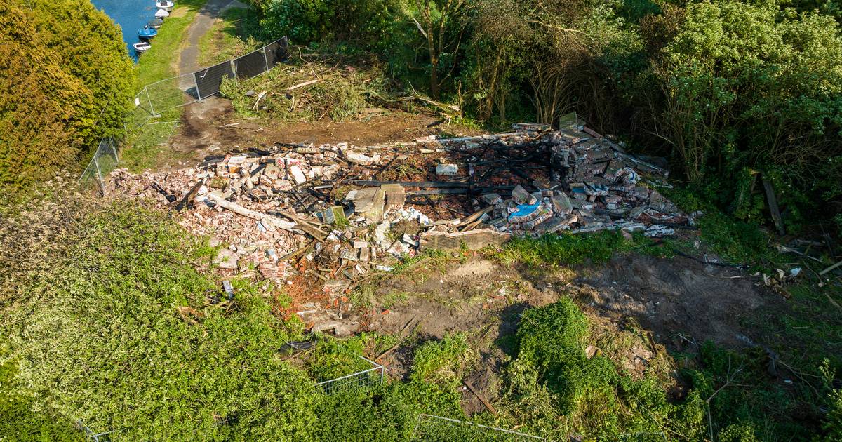 Eigenaar leegstaande boerderij in Hasselt schrikt van verwoestende brand: ‘Zien dit zeker niet als geluk bij ongeluk’.