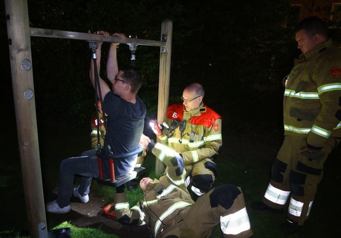 De brandweer ging zondagavond af op een melding van een vastzittend kind in een schommel aan de Lopeshoeve in Vught.
