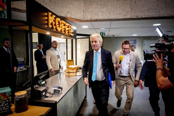 Geert Wilders (PVV) arriveert voor de formatiegesprekken met de formerende partijen.