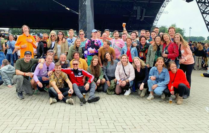 Op Lowlands werd zaterdag traditiegetrouw de groepsfoto gemaakt van Prinsenbeekse, maar inmiddels ook andere festivalgangers.